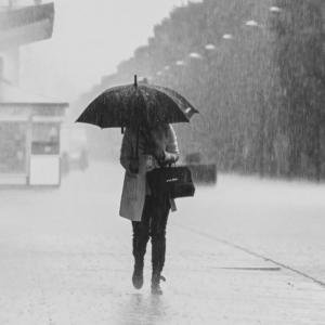 Výstraha pred vetrom a dažďom.