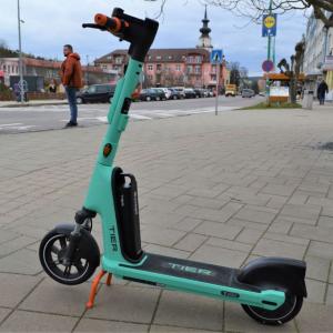 Na kolobežkách do festivalového areálu Trnovce.